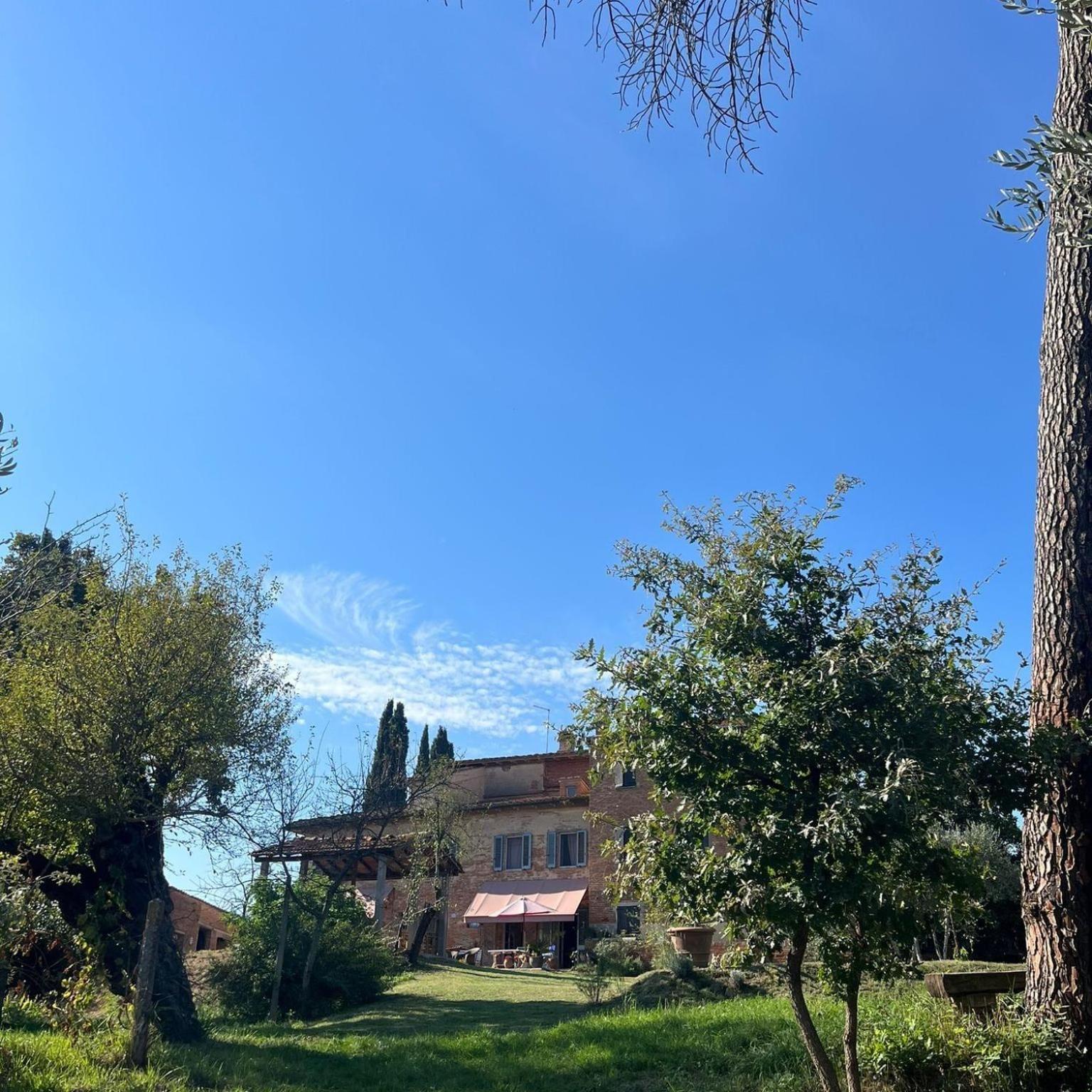 Casa Ezio Marchi - Due Appartamenti E Una Family Suite Bettolle Bagian luar foto
