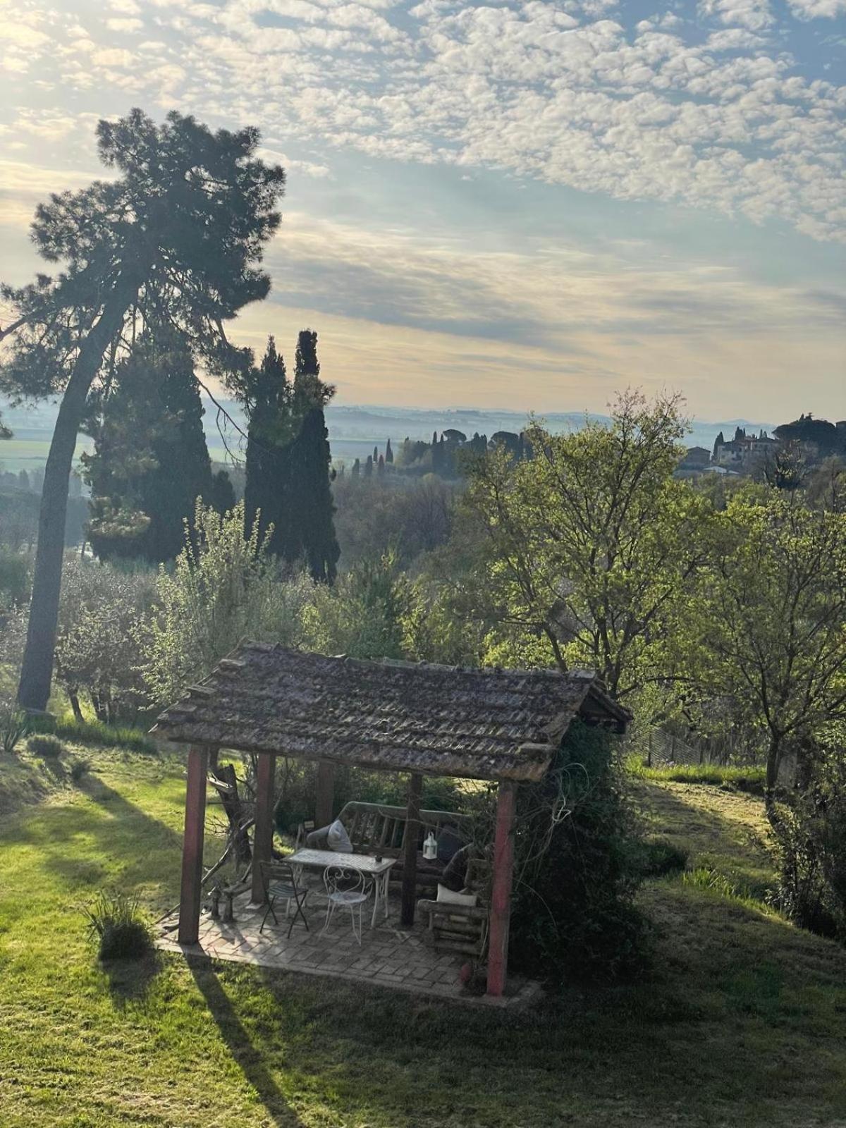 Casa Ezio Marchi - Due Appartamenti E Una Family Suite Bettolle Bagian luar foto