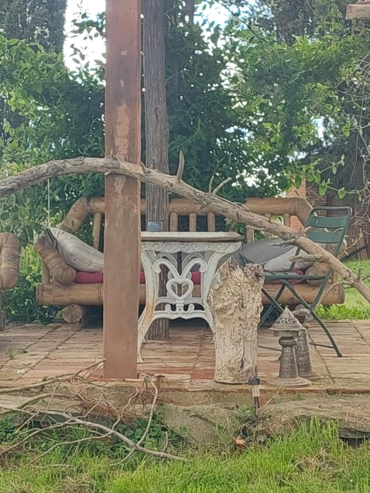 Casa Ezio Marchi - Due Appartamenti E Una Family Suite Bettolle Bagian luar foto