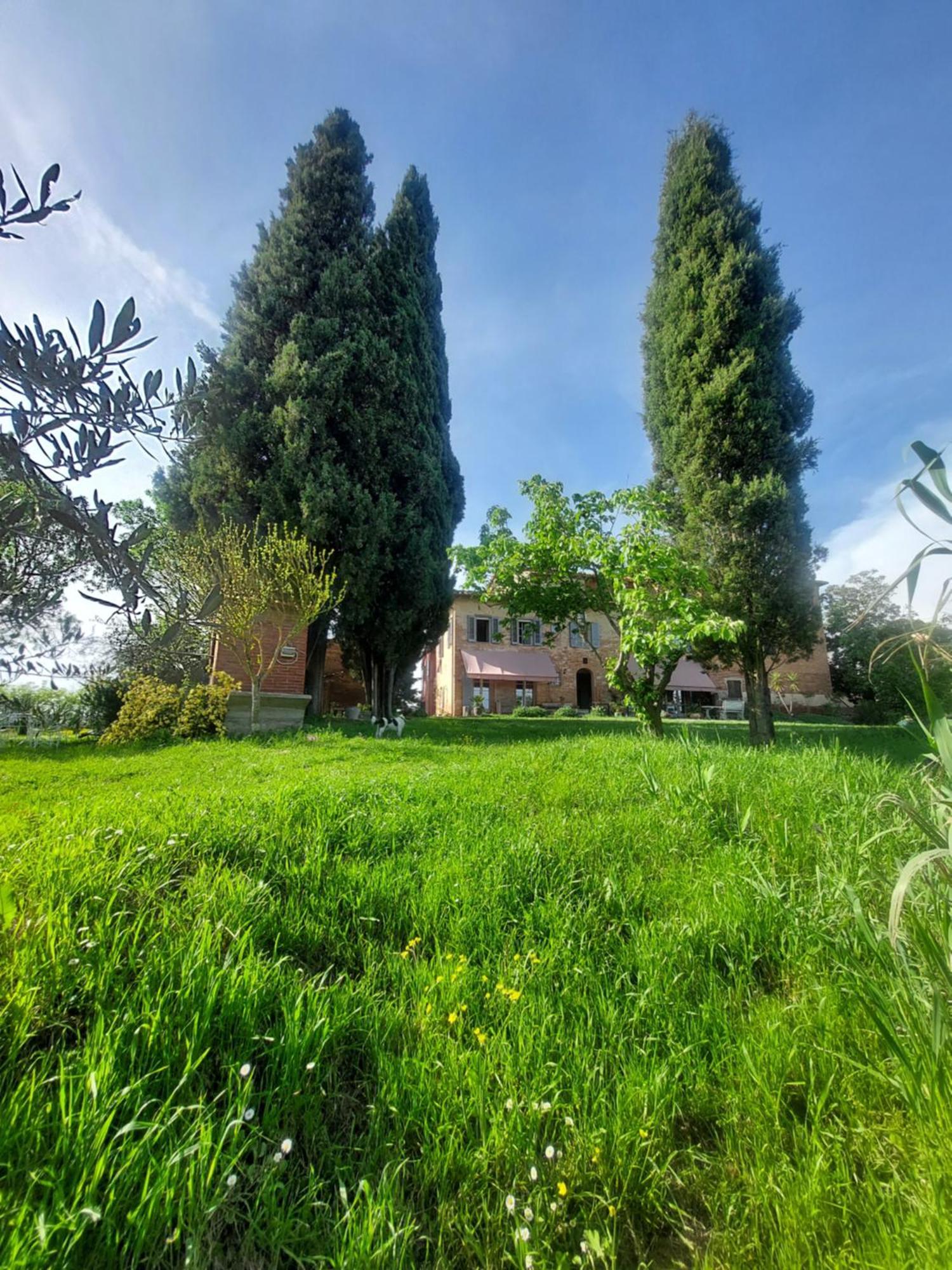 Casa Ezio Marchi - Due Appartamenti E Una Family Suite Bettolle Bagian luar foto