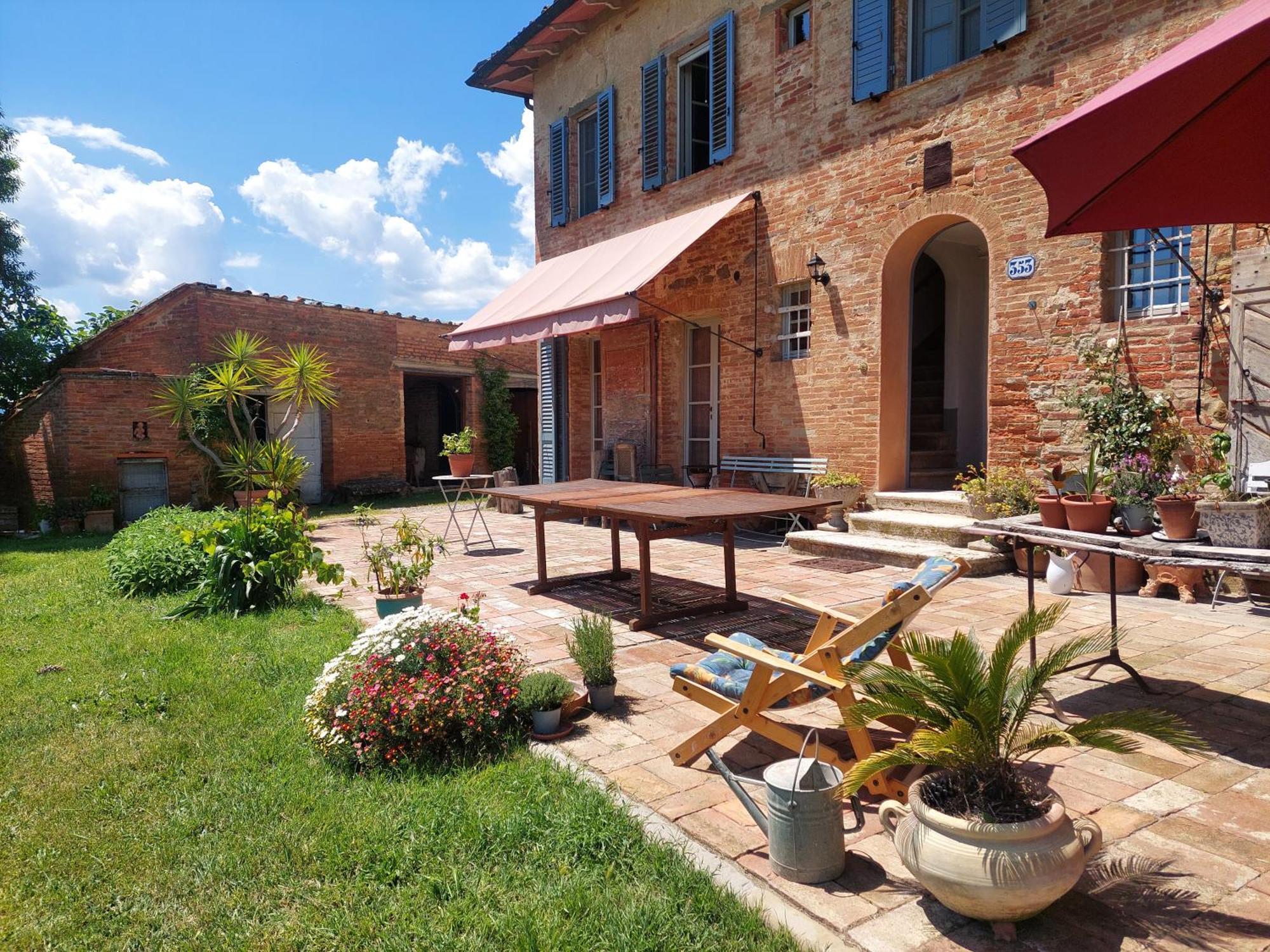 Casa Ezio Marchi - Due Appartamenti E Una Family Suite Bettolle Bagian luar foto